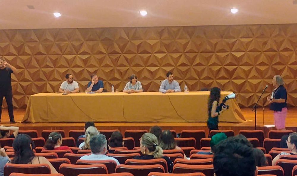 Mesa de la que fue parte el director de Extensión de la Vicerretoría de Extensión y Comunicaciones, Fabián Retamal.